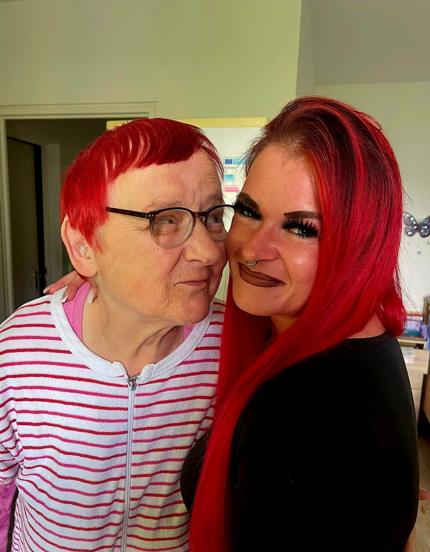Pflegerin Joanna Weinert Wange an Wange mit einer Patientin